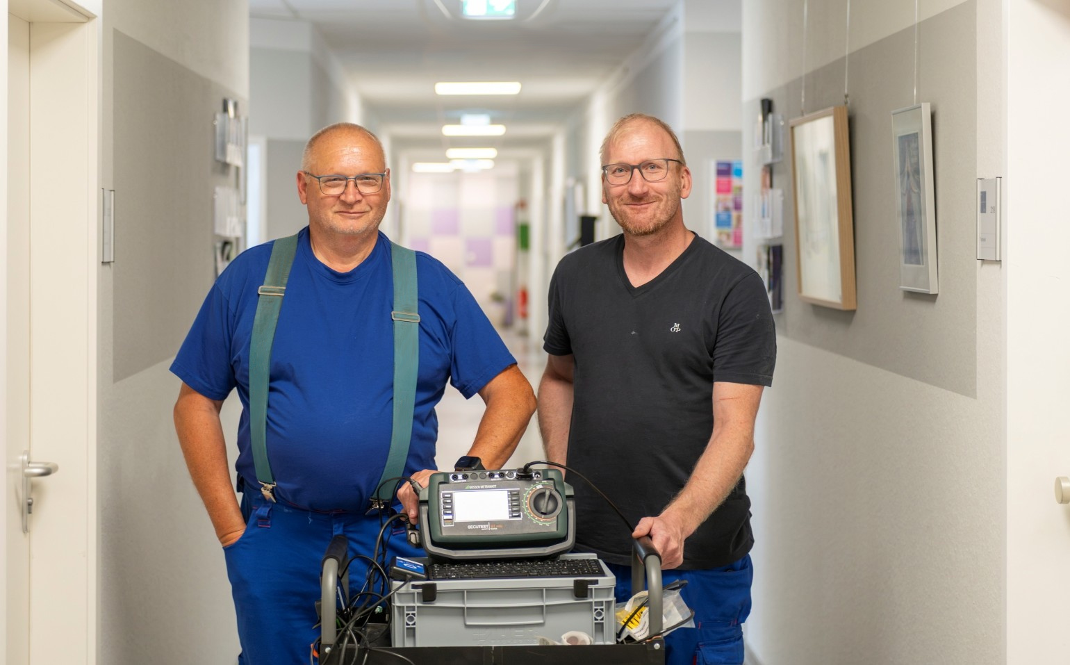 Menschen mit und ohne Handicap arbeiten im Team zusammen.
