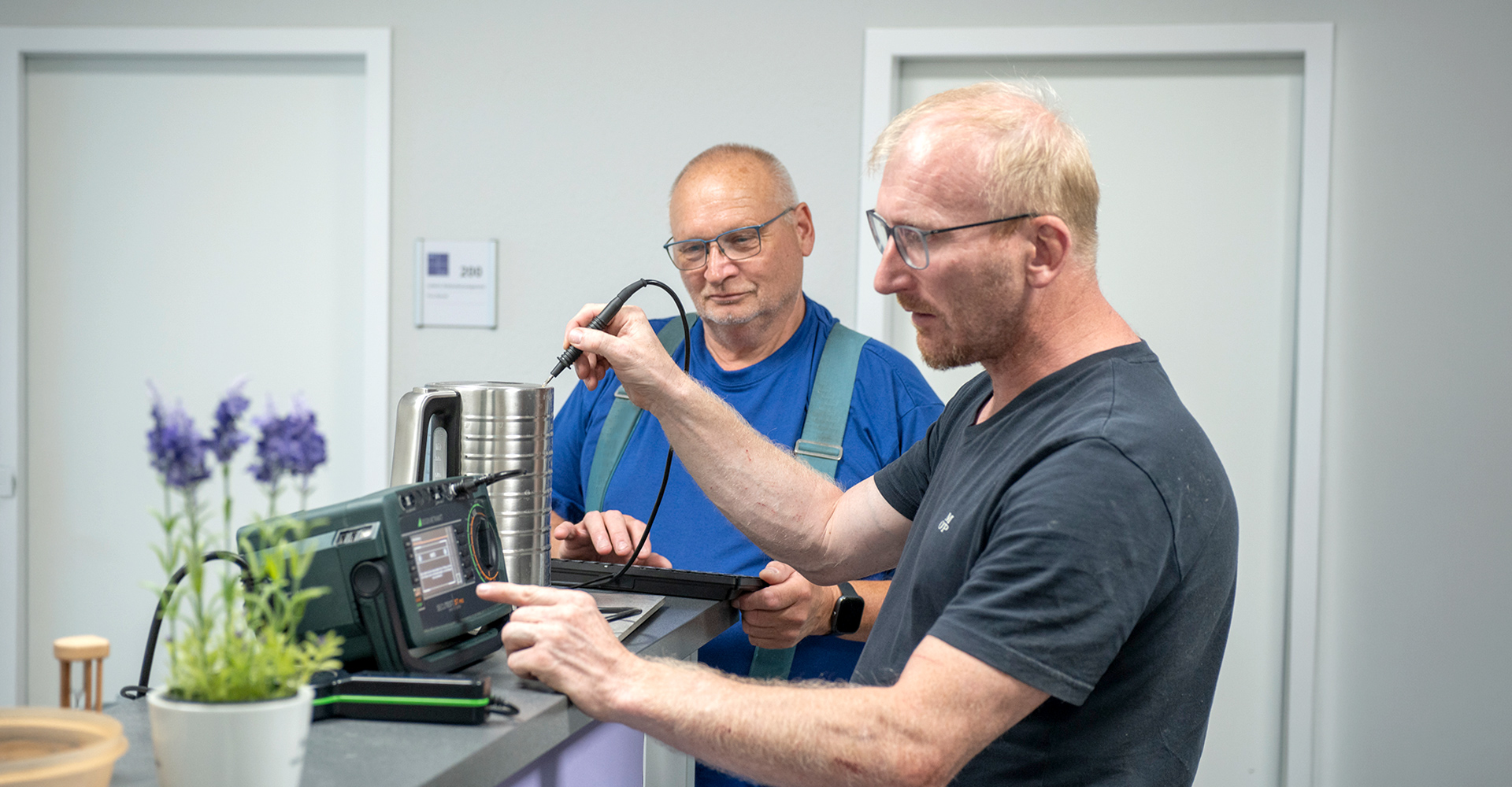 In unserem E-Check-Team arbeiten Menschen mit und ohne Handicap zusammen